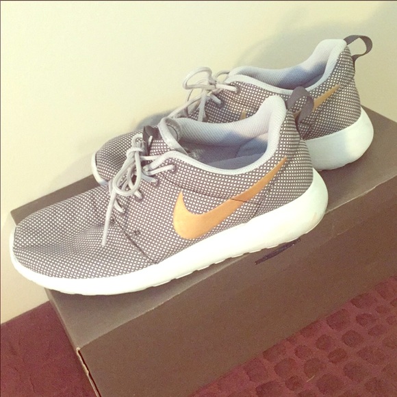 Nike Roshe (gold swoosh) 6 - Picture 1 of 4